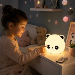 Natlampe b�rn med panda design og touchfunktion p� hyggeligt b�rnev�relse med varmt LED lys