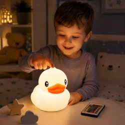 Natlampe til b�rn med LED and som betjenes af barn p� hyggeligt b�rnev�relse med bl�dt natlys