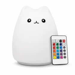 LED natlampe til b�rn formet som kat med fjernbetjening og USB opladning p� hvid baggrund