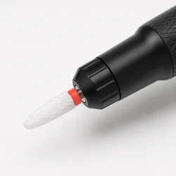 Neglefr�ser i n�rbillede med keramisk fr�sehoved til formning, udglatning og polering af negle
