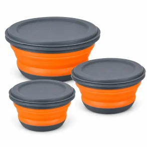 Tre orange og gr� opbevaringsb�tter med l�g i forskellige st�rrelser og sammenklappeligt design.
