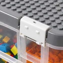 Opbevaringskasse til klodser med byggeplade detalje af l�g og klikl�s i plast