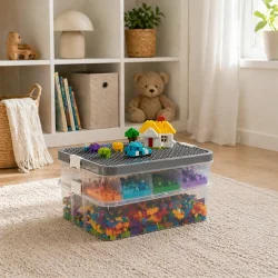 Opbevaringskasse til klodser med byggeplade placeret i moderne b�rnev�relse med roligt milj�