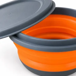 N�rbillede af orange sammenklappelig sk�l med gr� kant og tilh�rende l�g.