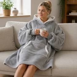 Oversize hoodie t�ppe i gr� fleece brugt p� sofa i hyggelig stue