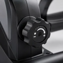Pedaltr�ner til �ldre med justerbar modstand og detaljeret close-up af drejeknap