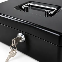 Pengekasse i sort metal med n�rbillede af n�glel�s og fors�nket h�ndtag