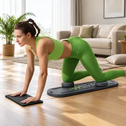 Kvinde tr�ner p� pilates board med kn�ene placeret p� de to drejeskiver.