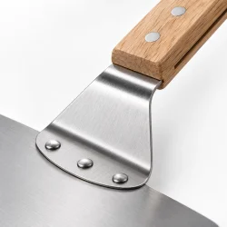 N�rbillede af pizzaspadens tr�h�ndtag, metalbeslag og samling med nitter