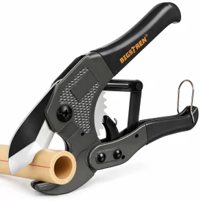 PVC r�rsaks med ratchetmekanisme, sort h�ndtag og sk�reklinge omkring et plastr�r.