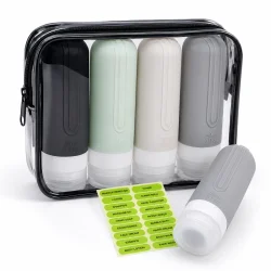 Rejseflasker til h�ndbagage i silikone med gennemsigtig toilettaske p� hvid baggrund