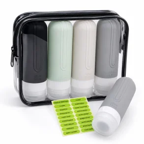 Rejseflasker til h�ndbagage i silikone med gennemsigtig toilettaske p� hvid baggrund