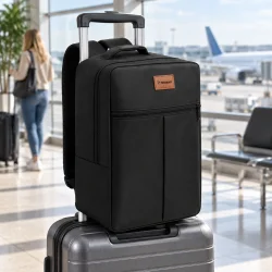 Sort rejserygs�k placeret p� en kuffert med teleskoph�ndtag i en lufthavn
