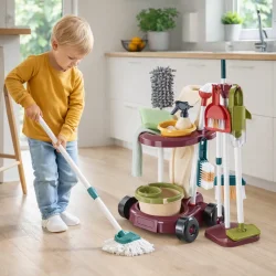 rengoeringssaet til boern med vogn og tilbehoer i brug i hjemmet lifestyle billede