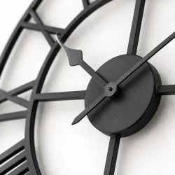 Detaljebillede af retro v�gur i sort metal med minimalistiske visere