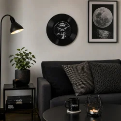 Retro v�gur med astronaut motiv oph�ngt i moderne stue med rumtema og sort vinylplade design �38 cm