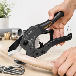 R�rklipper PVC med ratchet i brug til sk�ring af plastr�r