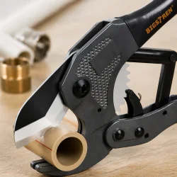 Detaljebillede af r�rklipper PVC med ratchet og skarp klinge