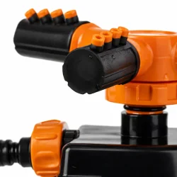 Roterende sprinkler med 3 arme detalje af dyser og roterende arm med vanddr�ber