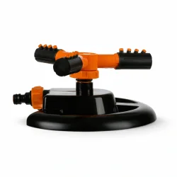 Roterende sprinkler med 3 arme p� hvid baggrund med stabil base og justerbare dyser