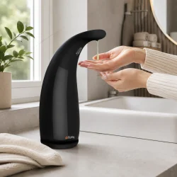 Automatisk s�bedispenser med sensor i moderne badev�relse, der doserer flydende s�be i h�nden