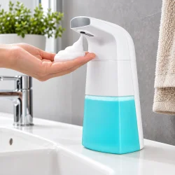 S�bedispenser med sensor ved h�ndvask p� badev�relse, hvor skums�be doseres automatisk i h�nden.