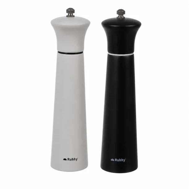Salt og peber s�t i tr� med hvid og sort peberkv�rn 22 cm p� hvid baggrund