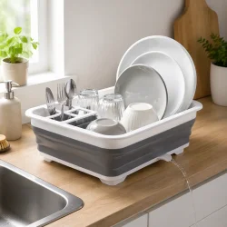 sammenklappeligt opvaskestativ med afl�b og bestikholder i brug i k�kken