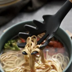 silikone-pastaske-kokkenredskaber-noodles-detalje-sort-ruhhy.webp,Silikone pastaske kokkenredskab lfter nudler over skaalens overflade,brugssituation,500,500,95,43.3