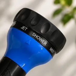 Detaljebillede af skumsprayer til bilvask med justerbar dyse og beholder