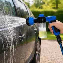 Skumsprayer til bilvask i brug med haveslange ved reng�ring af bil