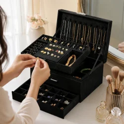 Smykkeskrin med l�s p� dressingbord med plads til ringe, halsk�der og �reringe