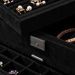 Closeup af smykkeboks med l�s i sort velour og elegante metaldetaljer