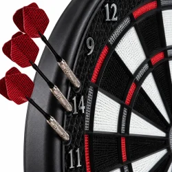 Softtip dartskive i close-up med tre dartpile, perforerede spillefelter og r�de, hvide og sorte scoringsomr�der.
