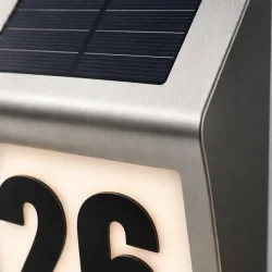 Solcelle husnummer i rustfrit st�l med LED lys detalje af solpanel og materiale