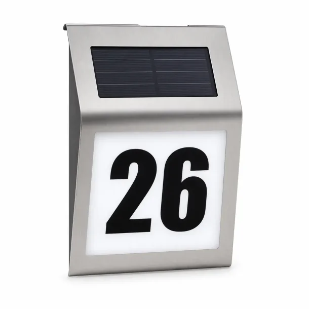 Solcelle husnummer i rustfrit st�l med LED lys p� hvid baggrund