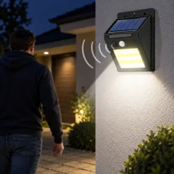 Udend�rs solcellelampe med bev�gelsessensor t�ndt, mens en person n�rmer sig huset