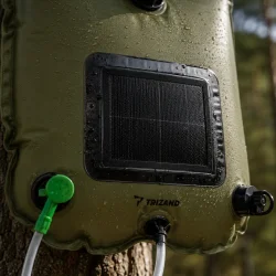 Detaljebillede af soldrevet campingbruser med fokus p� solopvarmende panel og materialer