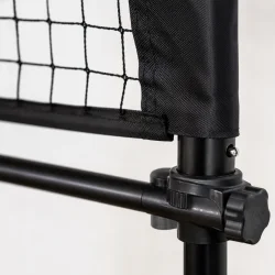 Sportsnet detaljebillede med robust beslag og slidst�rkt netmateriale i close-up