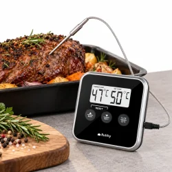 Stegetermometer med probe placeret i tilberedt k�d og display til afl�sning af temperaturen