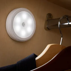 Stemmestyret LED lampe i brug i skab med aktivering ved lyd