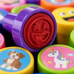 stempel s�t 60 stk med farverige motiver til b�rn makro close up af stempel med tydeligt motiv og farver