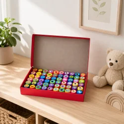 stempel s�t 60 stk med farverige motiver til b�rn placeret i roligt hjemmemilj� p� bord med naturligt lys