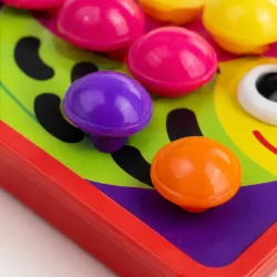 Stik mosaik leget�j med skabeloner og store knapper close-up af farverige knapper og detaljer