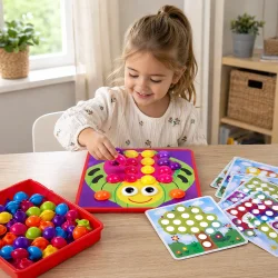 Stik mosaik leget�j med skabeloner og store knapper brugt af barn i hyggelig hverdagssituation