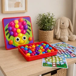 Stik mosaik leget�j med skabeloner og store knapper placeret i moderne b�rnev�relse milj�