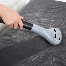 St�vsugermundstykke til dyreh�r i brug p� sofa med effektiv h�rfjerning