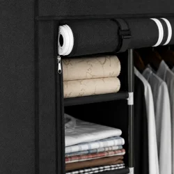 Sort stofskab i detalje med fiberdug, lynl�slukning og opbevaringshylder