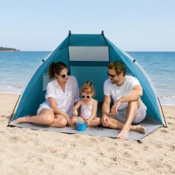 Strandtelt med UV-beskyttelse til b�rn brugt p� stranden af familie i sommervejr