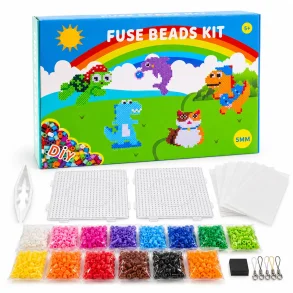 Strygeperles�t med 6500 perler, to perleplader, strygepapir, pincet og tilbeh�r p� hvid baggrund.